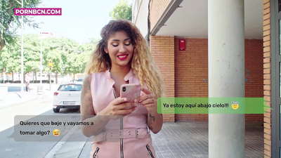 Alaisododo iyawo nipa lati fokii rẹ odo Ololufe lile nigba ti ọkọ rẹ ṣiṣẹ. Latina pẹlu ori omu ati kẹtẹkẹtẹ nla kan. Venus Aphrodite.